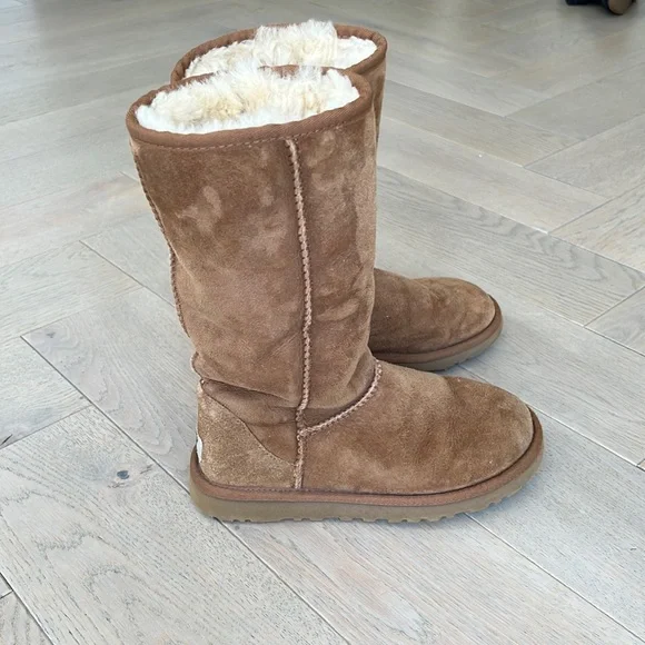 Uggs classic tall size 5 - Picture 1 of 5